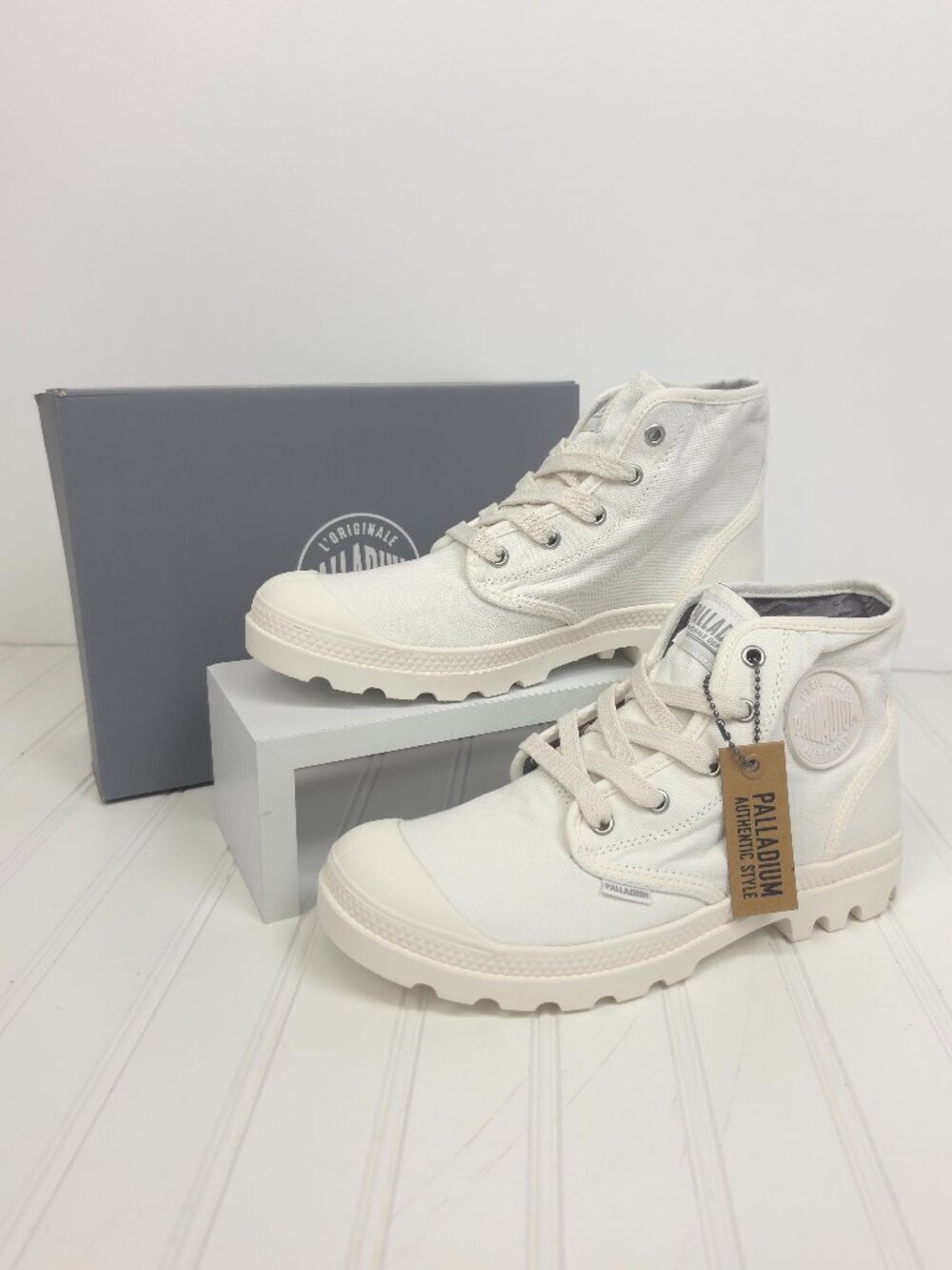 NIB Women's Palladium Pampa Hi Round Toe Lace Up Booties Star White Size 8.5